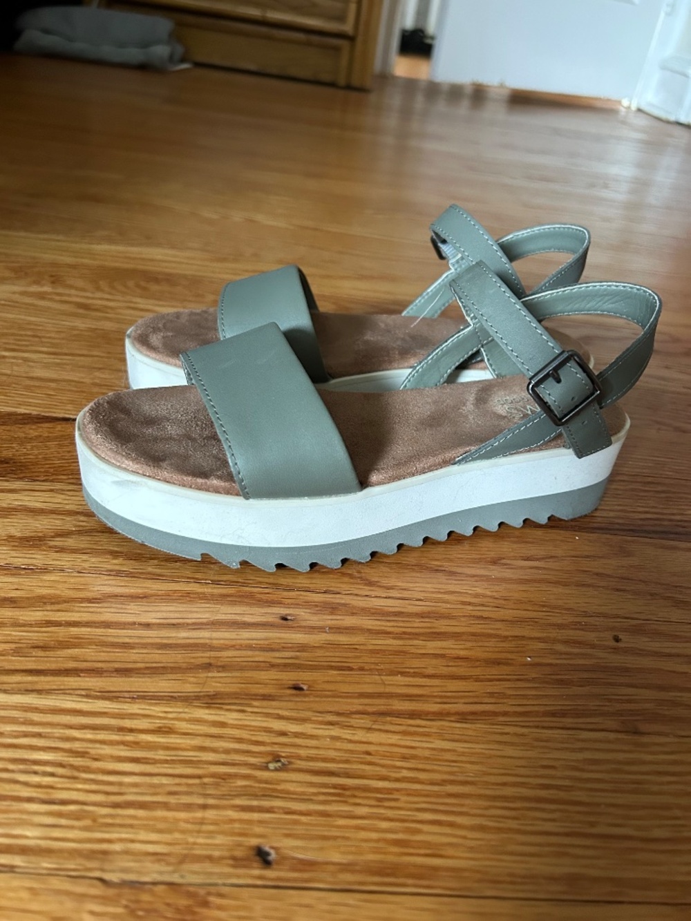 TOMS Sandals - Picture 3 of 4